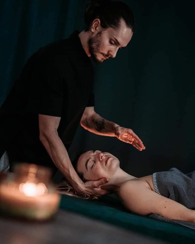 Massage des Nacken-Schulter-Bereichs